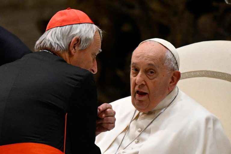 Papst Franziskus mit Kardinal Matteo Zuppi.⇒AFP/ Tiziana FABI