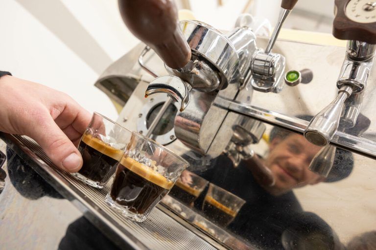 Philip Steinbrugger hat seine Leidenschaft für guten Kaffee zu seinem Beruf gemacht.⇒Hartinger (4)