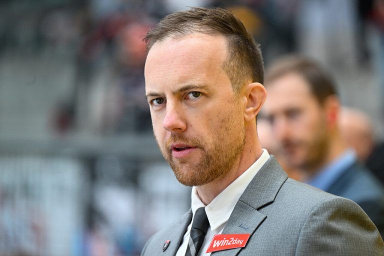 Pioneers-Headcoach Dylan Stanley ist aktuell nicht zu beneiden. Er hat nur ein kurzes Line-up zur Verfügung. ⇒GEPA/Lerch