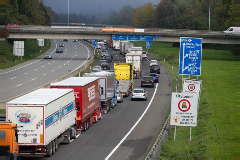 Auf der A14 bleibt die Belas­tung durch den Schwerverkehr weiterhin hoch.⇒kh