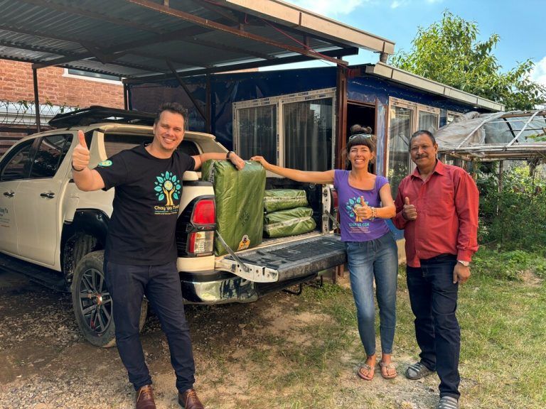 Sabine Klotz und Kollegen beim Verladen der Hilfsgüter auf den Jeep.⇒sk