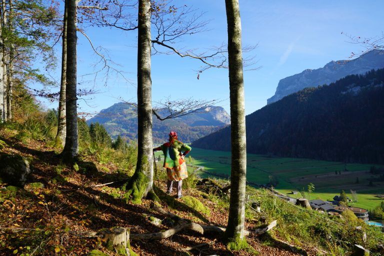 Schöner Ausblick beim Aufstieg zum Känzele (r.); Wiesenweg und Mühlbächle bei der Kneippanlage (oben).⇒vylet (4)