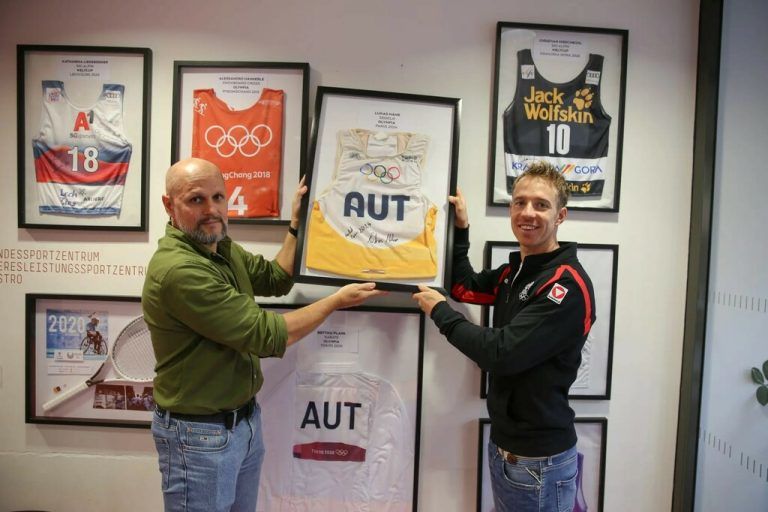 Sebastian Manhart (l.) hatte Lukas Mähr (r.) mit einem besonderen Mitbringsel zu Gast im Olympiazentrum Vorarlberg.⇒Olympiazentrum
