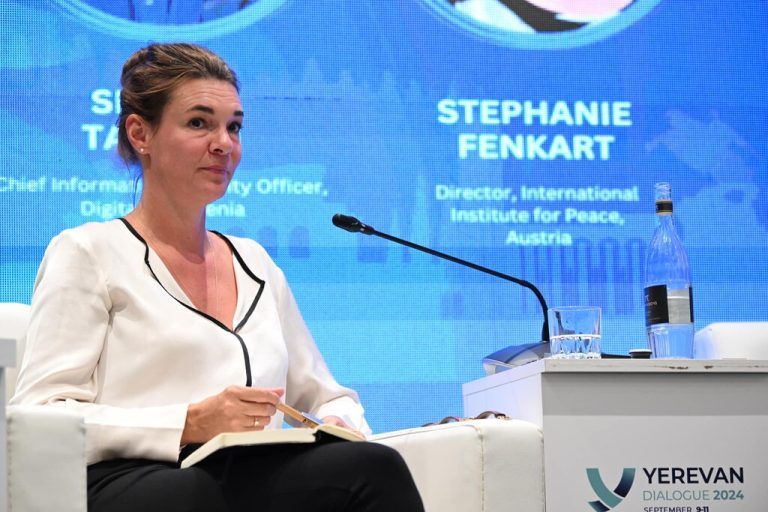 Stephanie Fenkart nimmt in ihrer Funktion an Gesprächen und Vorträgen auf dem ganzen Globus teil.⇒IIP/ YantsImages/Hayk Manukyan