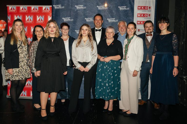 Zwei der drei „TourismusheldInnen“ mit dem Team von Montafon Tourimsus und den Lehrlingsausbildern bei der „Langen Nacht der Stars“ im Festspielhaus Bregenz.⇒mt