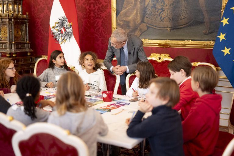Am 20. November ist der internationale Tag der Kinderrechte. Dieses Bild entstand vor einem Jahr, als Bundespräsident Alexander Van der Bellen Kinder in die Hofburg einlud. ⇒APA