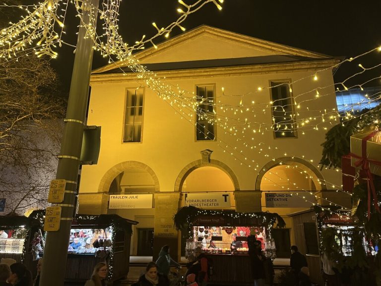 Auch das Landestheater wird seit Montagabend orange beleuchtet. ⇒⇒Hartinger