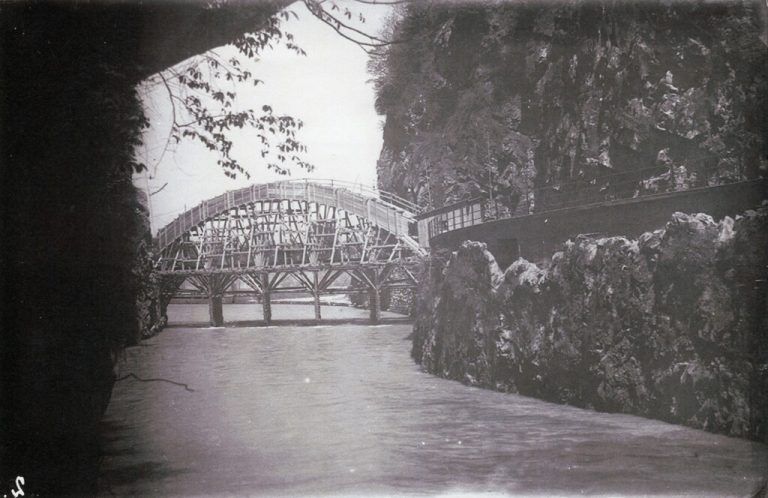 Bau der Vereinigungsbrücke (1928) – sichtbares Denkmal des Zusammenschlusses.⇒Stadtarchiv