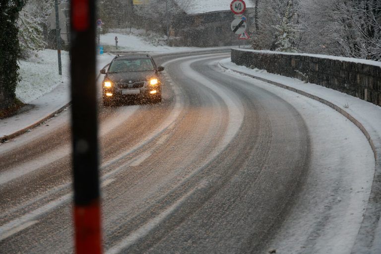 Bei winterlichen Fahrverhältnissen plant man vernünftigerweise zusätzliche Zeit für die Wegstrecke ein.