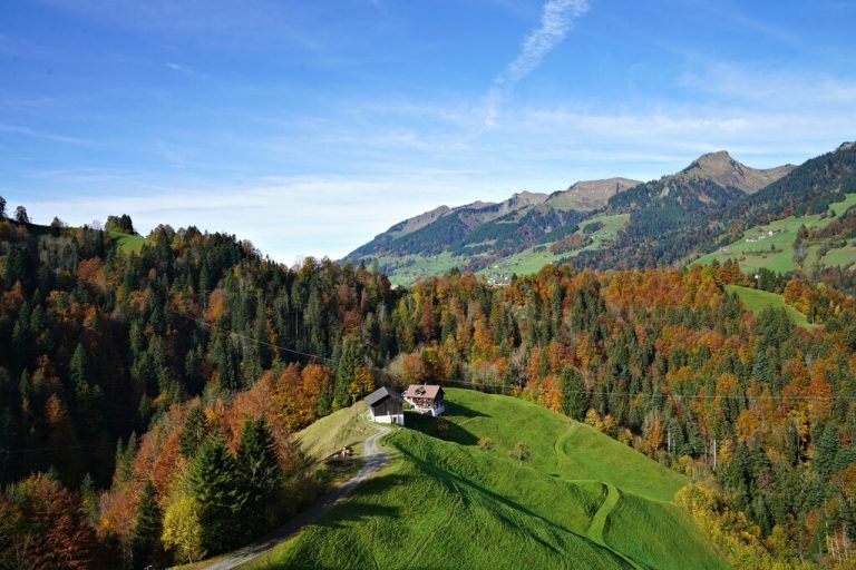 Blick über Egga auf den Walserkamm (rechts) und Wanderführerin Hertha Glück (oben).⇒Gerhard vylet (4)