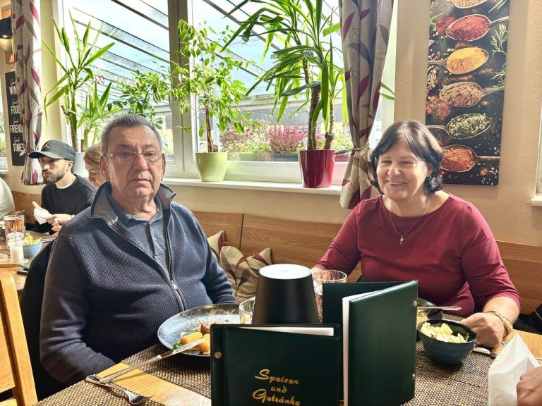 Christa und Temet Schwendinger genießen ein gemeinsames Mittagessen.