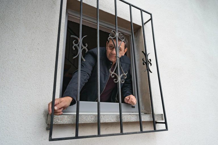 Christian Spitaler begutachtet die Gitter vor den Fenstern.