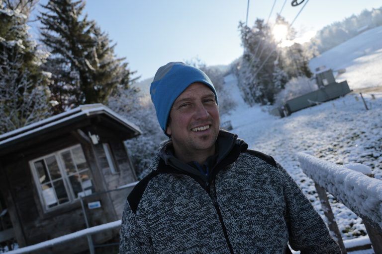 Daniel Paluselli vor dem Schlepplift am Brüggelekopf.⇒Klaus Hartinger (4)