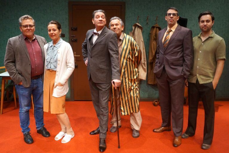 Das Ensemble mit Regisseur Augustin Jagg (l.).⇒Ritter