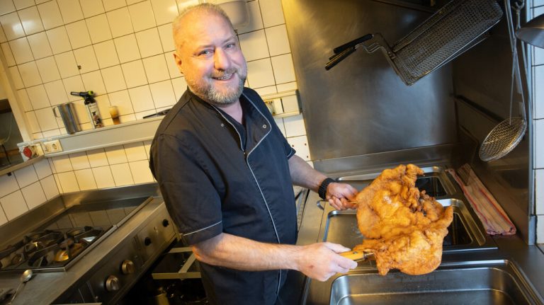 Das Giga-Schnitzel aus der Fritteuse zu bekommen, ist gar nicht so einfach.⇒Hartinger (6), Privat