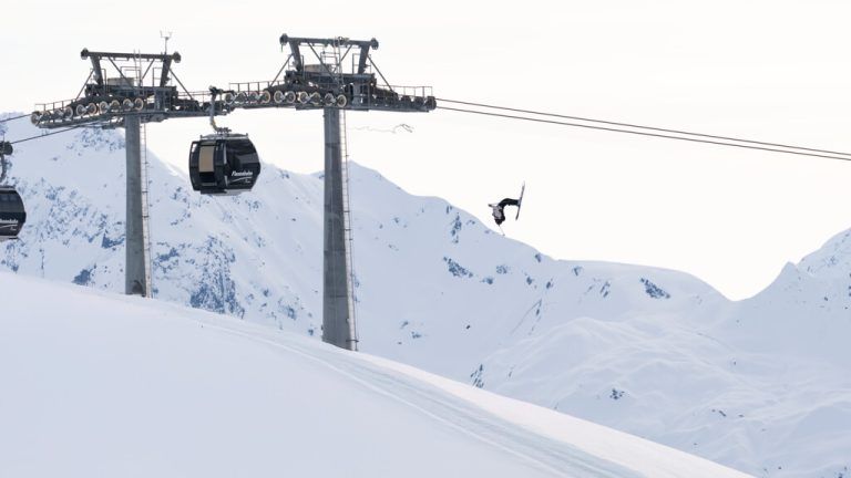 David Meier startet aus einer Gondel der Seilbahn der Flexenbahn – er gleitet an einem Seil das Förderseil entlang und lässt sich dann in die Tiefe fallen.David Meier (3)