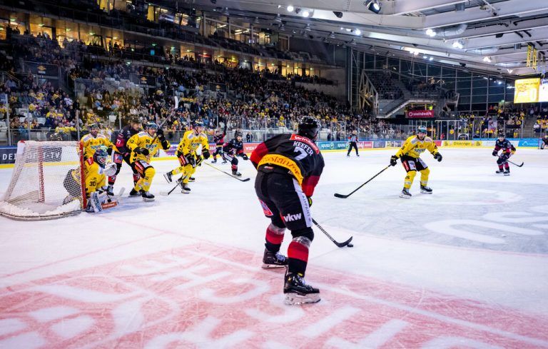 Die Pioneers sind vor tapferen 4160 Zuschauern in der Steffl-Arena das deutlich bessere Team. Josh Passolt kann drei Mal jubeln.⇒GEPA (2)