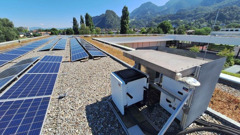 Die PV-Anlage auf dem Dach der Volksschule Schwefel.⇒Energieinstitut