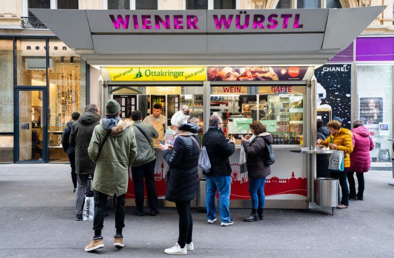 Die Wiener Würstelstände sind ohnehin schon Kult.⇒apa/hochmuth