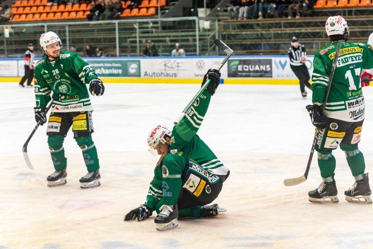ECB-Trainer Märt Eerme (l.) sah ein starkes Spiel seiner Mannschaft. David König (r.) beim Torjubel zum 2:1. Unten konnte Bregenzerwald-Goalie Lorenz Widhalm das 2:2 durch Luca Kogler nicht verhindern.→⇒STIPLOVSEK (4)
