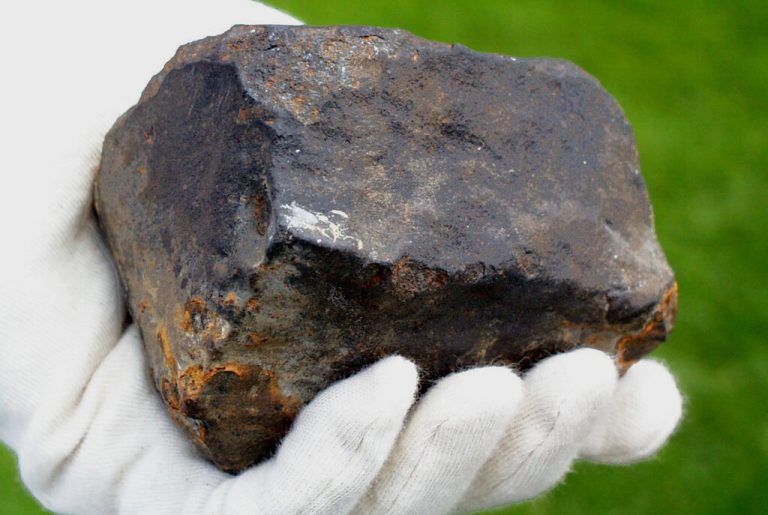 Ein Teil des in der Nähe des Schlosses Neuschwanstein niedergegangenen Meteorits.Dieter Heinlein(boli@meteorites.de)