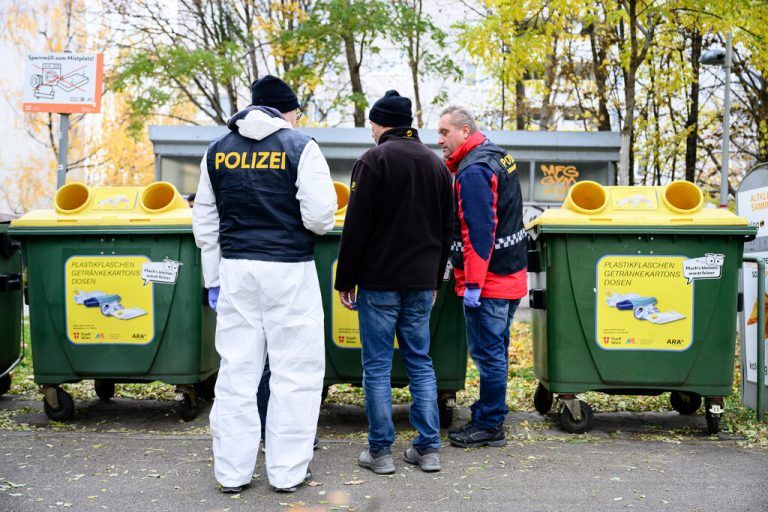 Einsatzkräfte der Polizei am Fundort des toten Babys.⇒apa/slovencik