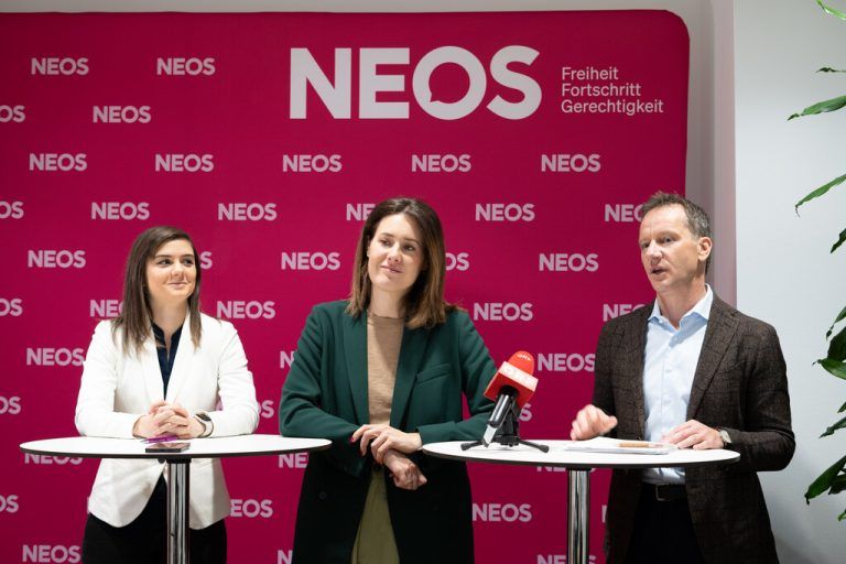 Fabienne Lackner, Claudia Gamon und Garry Thür (v.l.) sitzen für die Neos im Landtag.⇒neos/ben hämmerle