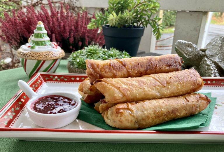 Feines Festtagsfingerfood: Knusprige Yufka-Röllchen mit zartem Käse, fruchtiger Birne und einem Hauch Honig.⇒Ulrike Hagen