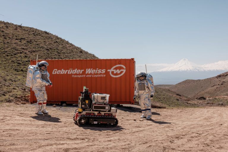 Gebrüder Weiss brachte das ganze Equipment sowohl in die Wüste als auch in den hohen Norden.⇒Gebrüder Weiss/Heinecke (3), Voggeneder (4), MARTIN BEGLE (3)