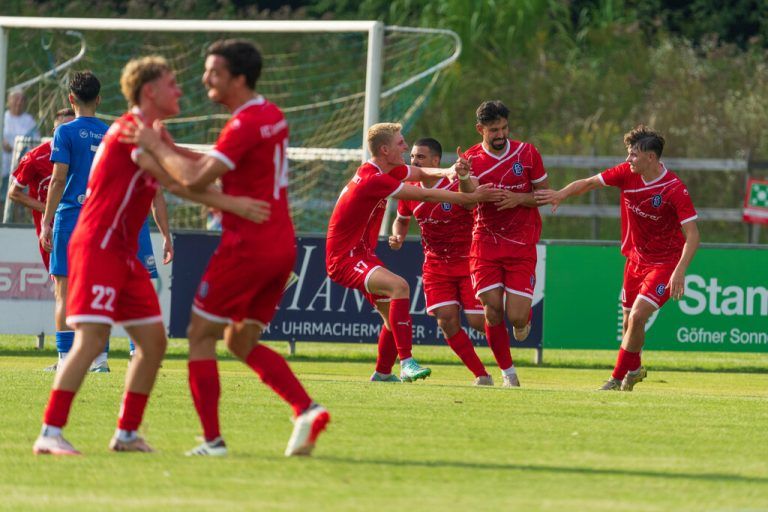 In der Mitte bejubelt Abdülkerim Kalkan vom FC Lustenau eines seiner bislang 15 erzielten Saison-Tore. Er wird als Erster in der Torschützenliste der Eliteliga überwintern.⇒Stiplovsek
⇒