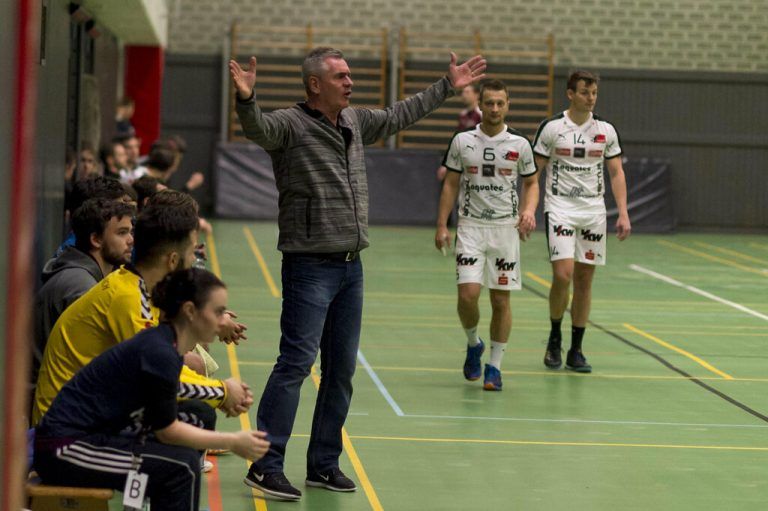 In der Mitte ist Zoltan Balogh im Jahr 2017 als Trainer des Herrenteams des HC BW Feldkirch zu sehen. Nun kehrt er als Coach der Damenmannschaft zurück und ersetzt Karsten Schneider.⇒Frederick Sams
⇒