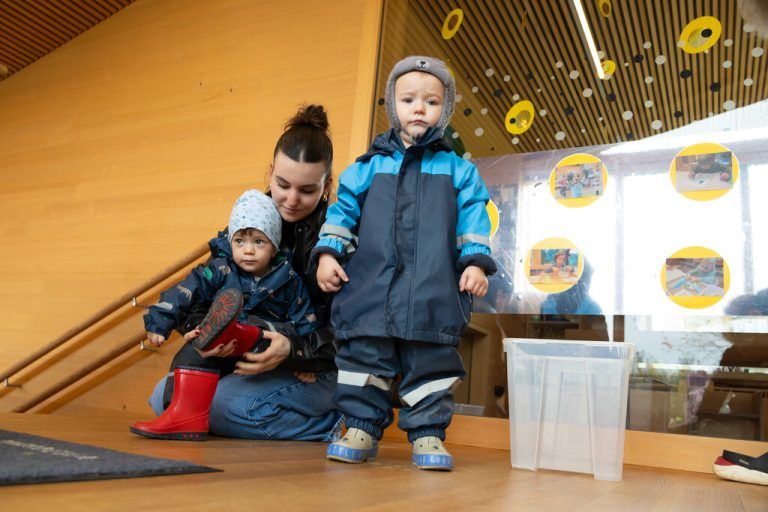 Julia gefällt ihre Arbeit mit den Kindern.
⇒