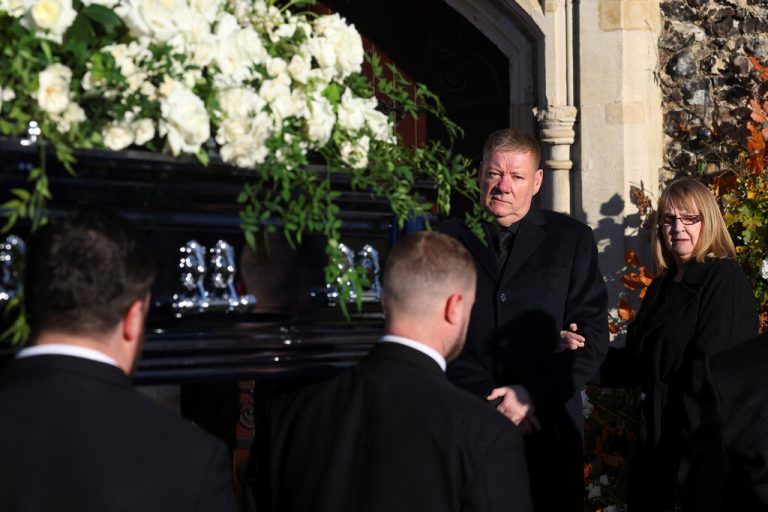 Karen und Geoff Payne, die Eltern von One Direction Sänger Liam Payne, als sein Sarg zur Beerdigung gebracht wurde.⇒REUTERS