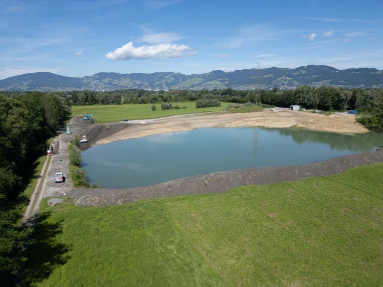 Kiesgrube in Altach: Hier wurde deutlich mehr Kies abgebaut als im Bescheid vorgegeben war. ⇒Hartinger