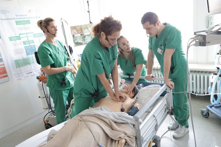 Konzentriert beim Simulationstraining am LKH Feldkirch.