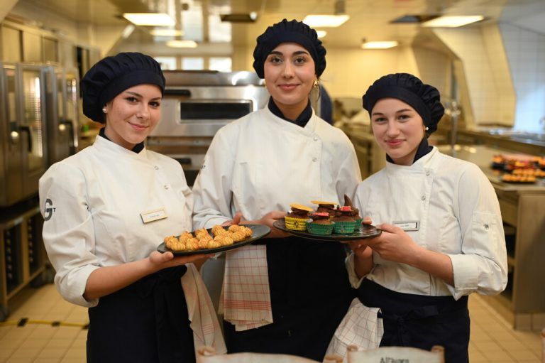 Kristina Lepir, Rojin Piken und Luisa Marte mit magischen Cupcakes.⇒LUTZ