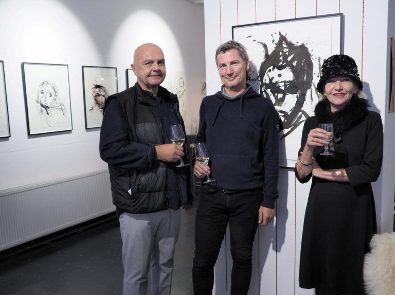 Künstler Hannes Widmann mit Vernissageredner Klaus Feldkircher und Galeristin Sylvia Janschek.⇒JUEN