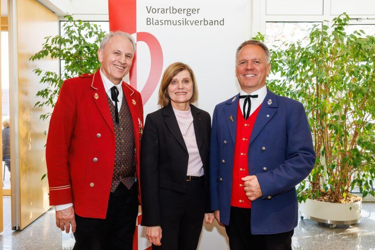 Landesrätin Schöbi-Fink mit Baldauf und seinem Nachfolger Rudigier (r.). ⇒VLK