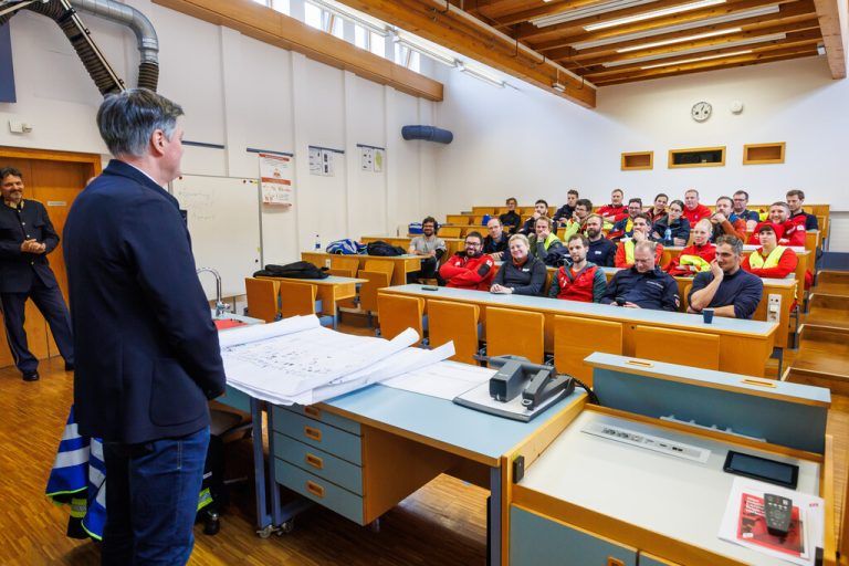 Landesrat Daniel Allgäuer gratuliert den Absolventen des Kurses. ⇒VLK/⇒Hofmeister