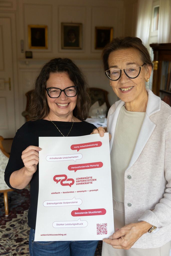 Monika Paterno (l.) und Eva Maria Waibel mit dem Folder für das Netzwerk Unterrichts­coaching. ⇒klaus hartinger