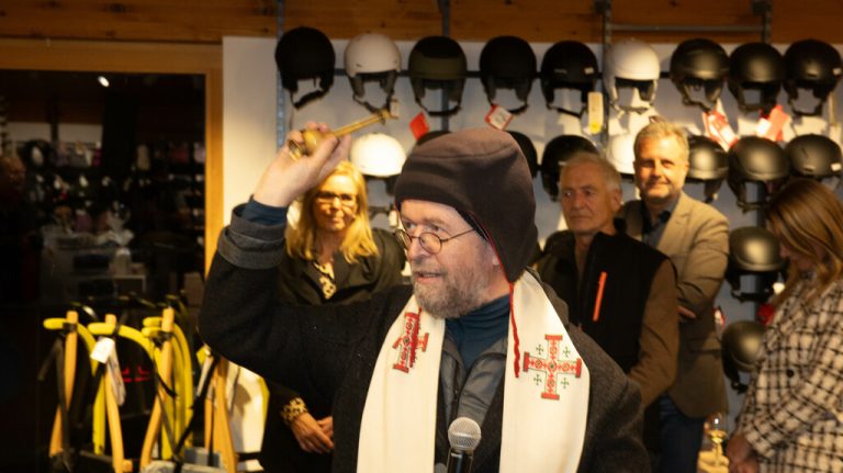 Oben segnet Pfarrer Ernst Ritter, was das Zeug hielt, unten ist Bistro-Leiter Bernd Kaspar mit Eierlikör gesegnet.
