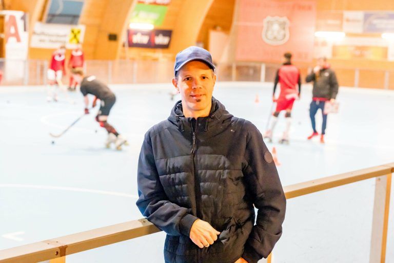 Oben Thomas Haller, Spartenleiter Rollhockey im Österreichischen Rollsportverband, beim Training des RHC Wolfurt. Die Nationalspieler Jean Carlos Levay-Theurer, Elias Mark, Kapitän Aurel Zehrer und Kilian Laritz (v.l.). Auf dem Bild fehlt Noel Hilbe.⇒Dietmar Stiplovsek