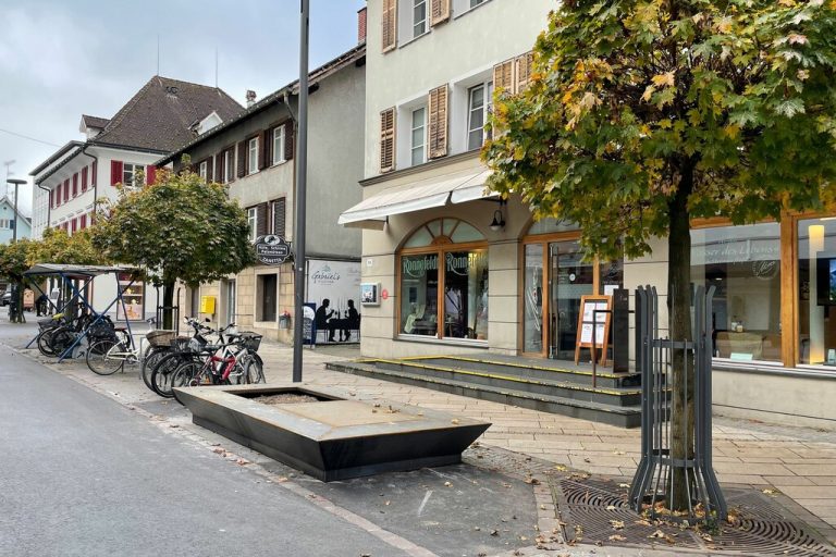 Pflanztröge und Sitzgelegenheiten wurden gesetzt. ⇒Stadt DB