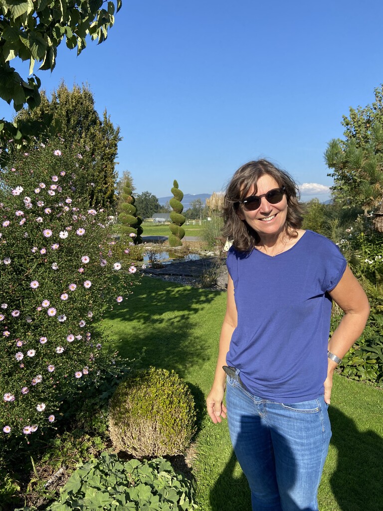 Sabine Mathis hat sich in ihrem Garten ein kleines Paradies geschaffen.