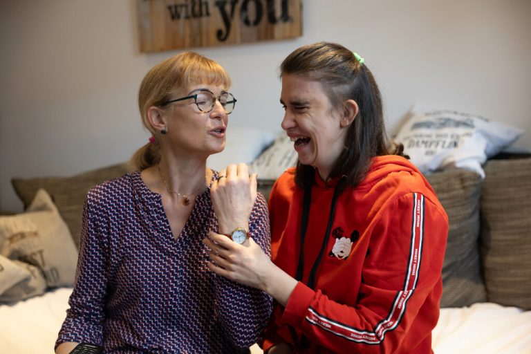 Sabine und Melina meis­tern ihren Alltag mit viel Stärke – und doch sind sie auf finanzielle Unterstützung angewiesen. ⇒⇒Hartinger (10)