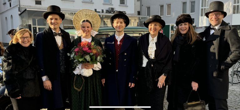 Stadtregierung im „alto Häs“: ­Marie Luise Hinterauer, Julian Fässler, das Trachtenpaar, Andrea Kaufmann, Karin Feurstein-Pichler, und Alexander Juen.⇒LUTZ (6)