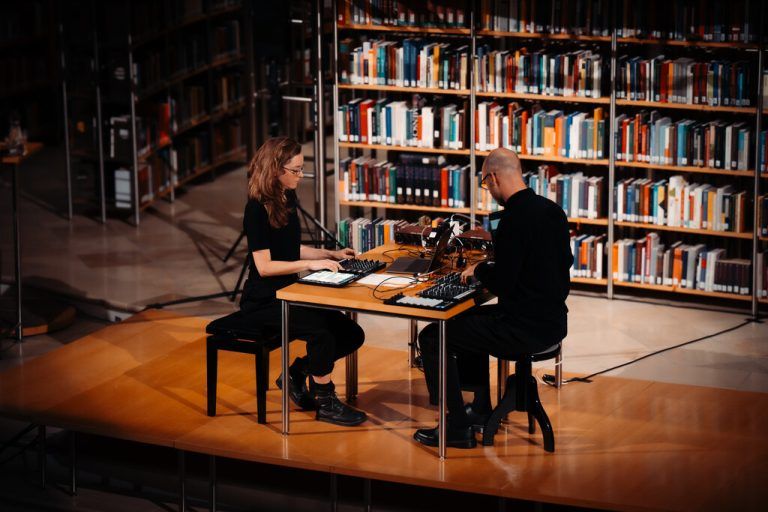 Svaneborg und Lund-Jensen performten im Kuppelsaal der Bibliothek.⇒Nevzfilms