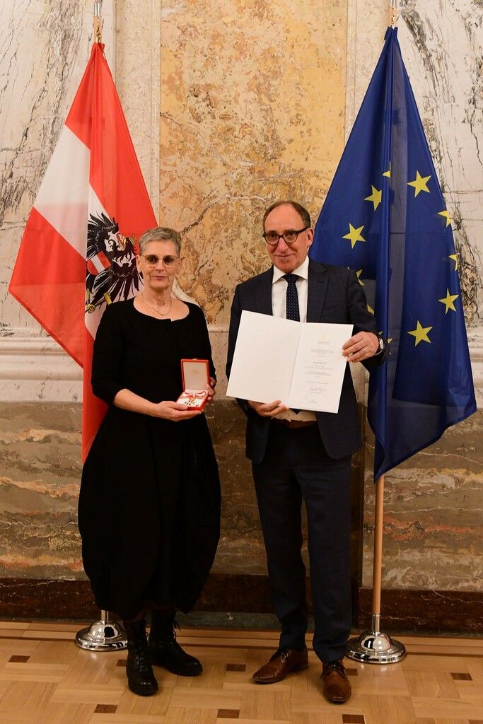 Vera Juriatti mit Bundesminister Johannes Rauch, der ihr in Vertretung des Bundespräsidenten das Ehrenzeichen verlieh.⇒mein Sternenkind