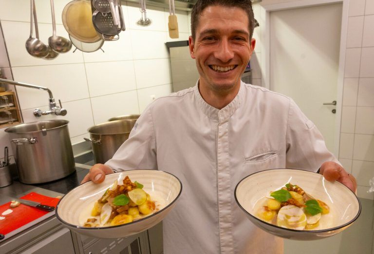Wenn mal keine oder wenig Gäste kommen, ist das nicht schlimm für Tobias. Dann hat er Zeit, an neuen Gerichten zu tüfteln und neue Produkte auszuprobieren. ⇒Hartinger