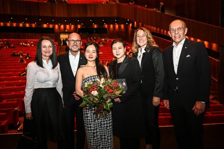 Yvonne Ritsch, Bürgermeister Michael Ritsch, Geigerin Bomsori Kim, Dirigentin Shiyeon Sung, Kulturamtsleiterin Judith Reichart und Kulturstadtrat Michael Rauth. ⇒Mittelberger